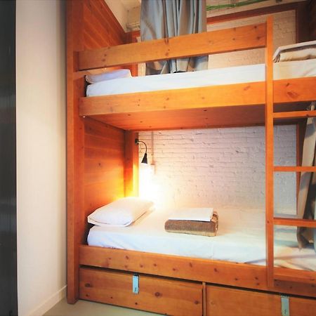 Ten To Go Hostel Барселона Екстериор снимка
