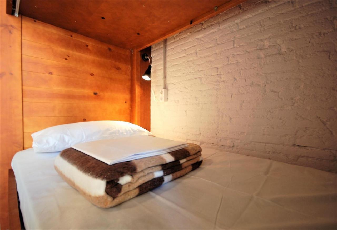 Ten To Go Hostel Барселона Екстериор снимка
