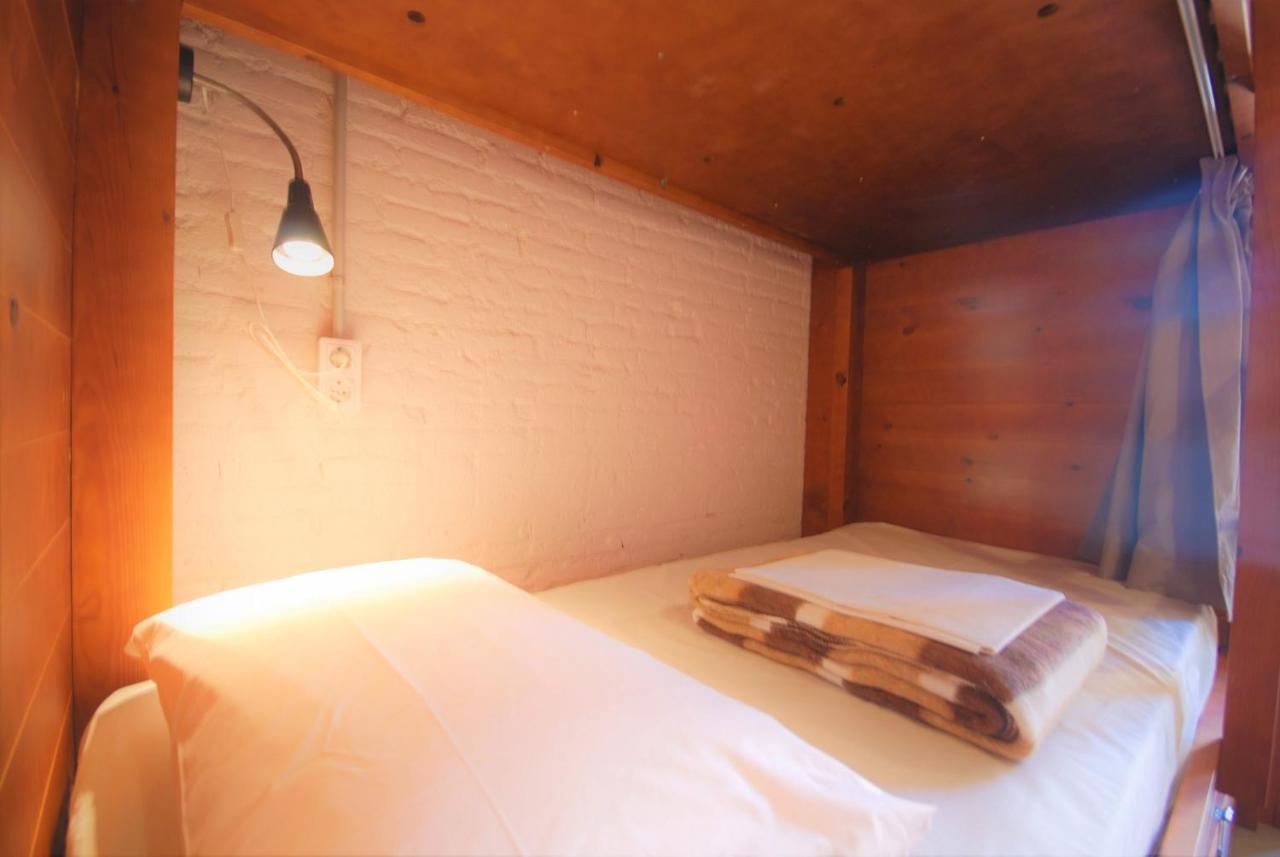 Ten To Go Hostel Барселона Екстериор снимка