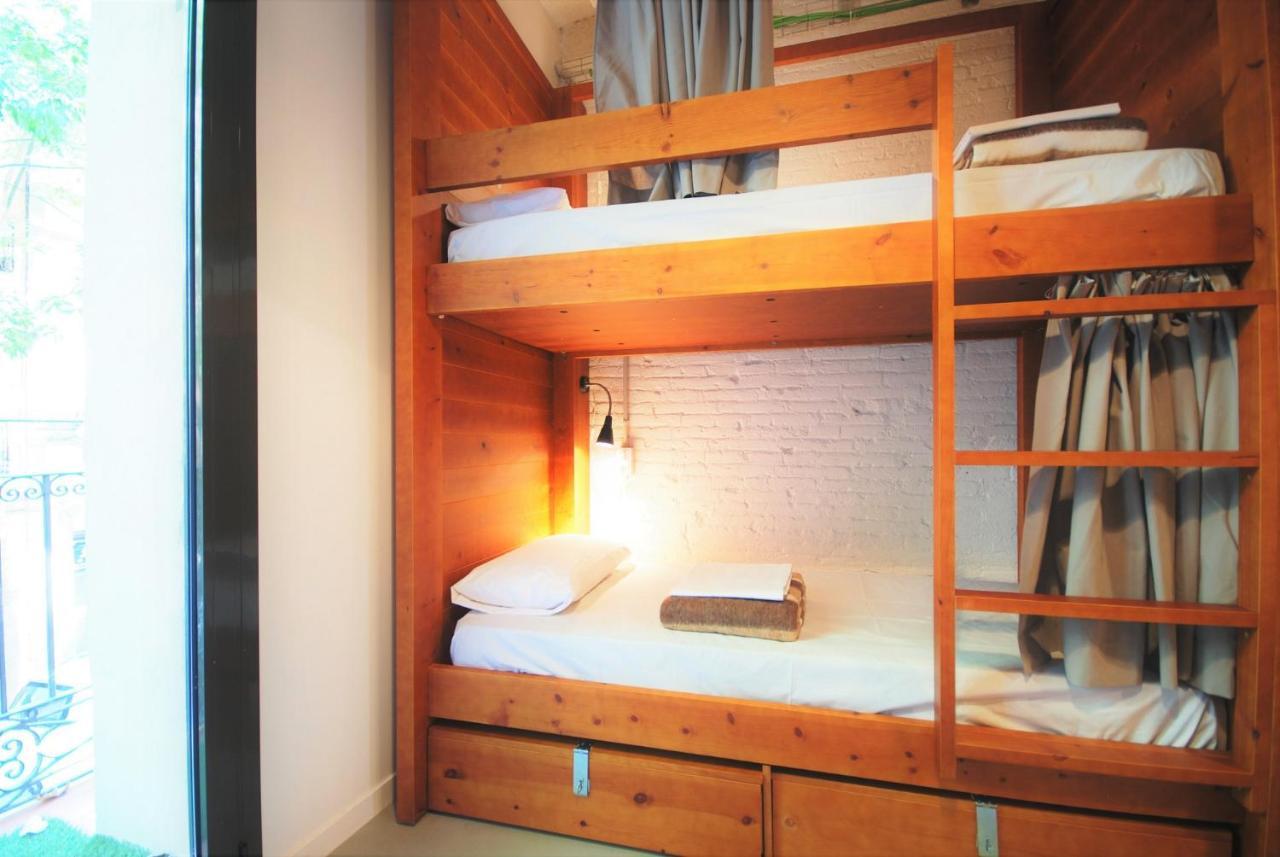 Ten To Go Hostel Барселона Екстериор снимка