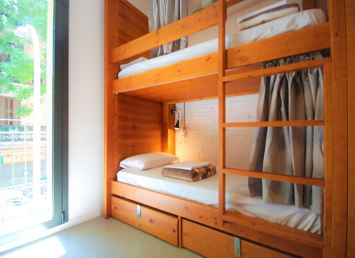 Ten To Go Hostel Барселона Екстериор снимка