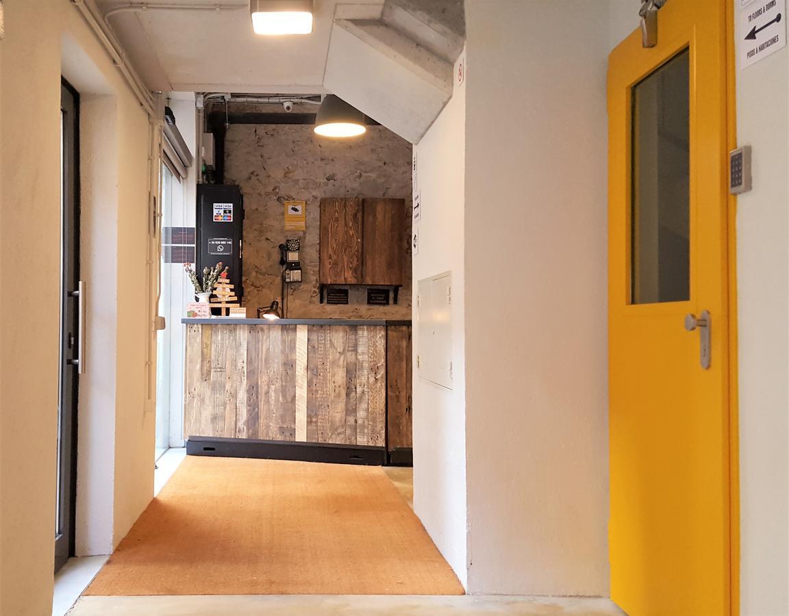 Ten To Go Hostel Барселона Екстериор снимка