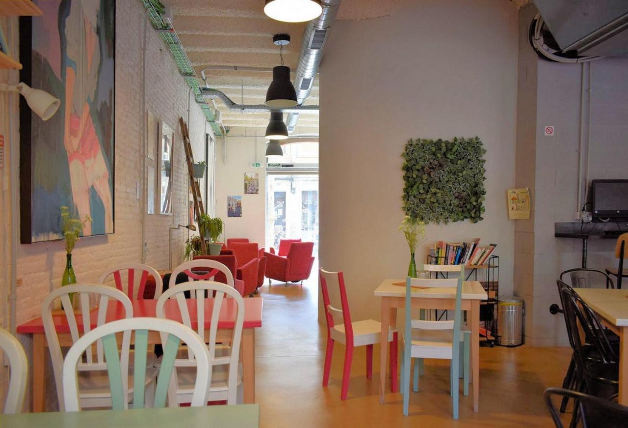 Ten To Go Hostel Барселона Екстериор снимка